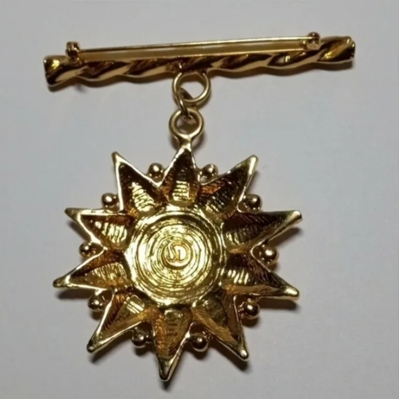 Vintage St John Beautiful Gold Toned Signature Star Medal Brooch / Pin - Picture 2 of 6